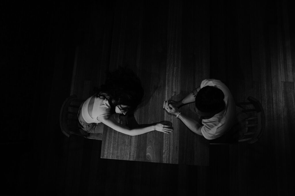 「彼」「彼女」を三人称で使うのは変？日本語の会話に潜む“違和感”