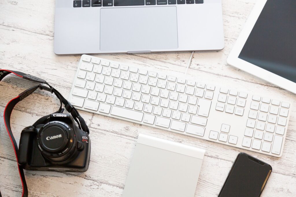 本屋の看板の「本」が逆さま？その意味・理由とは